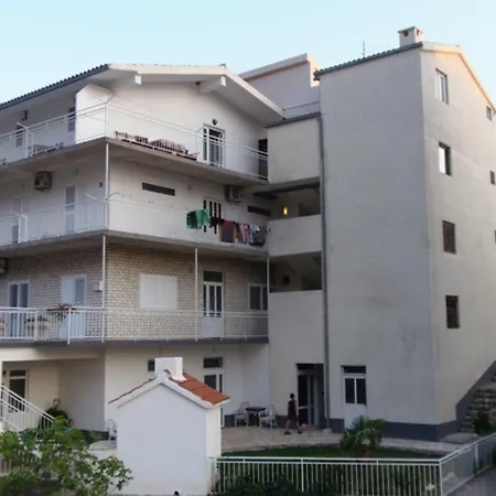 Apartment Anica 2 *