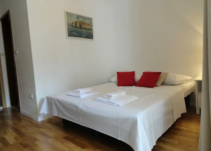 Anica 2 アパート マカルスカ